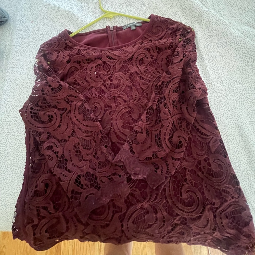 Nice lace top. Very good condition.